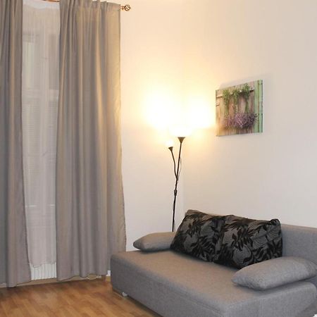 Modern Apartment Ve Smeckach 28 Praha Bagian luar foto