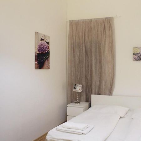 Modern Apartment Ve Smeckach 28 Praha Bagian luar foto