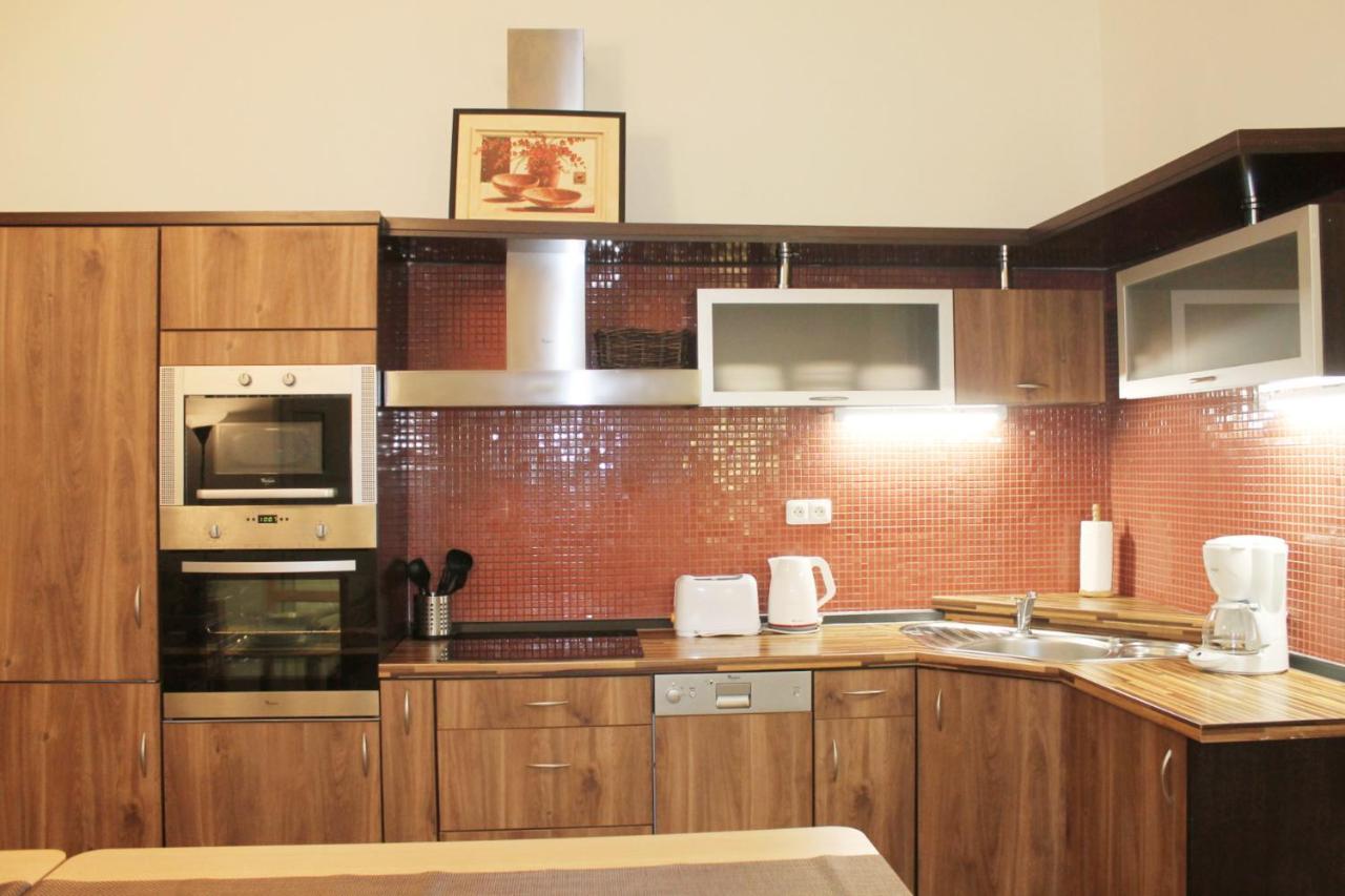 Modern Apartment Ve Smeckach 28 Praha Bagian luar foto
