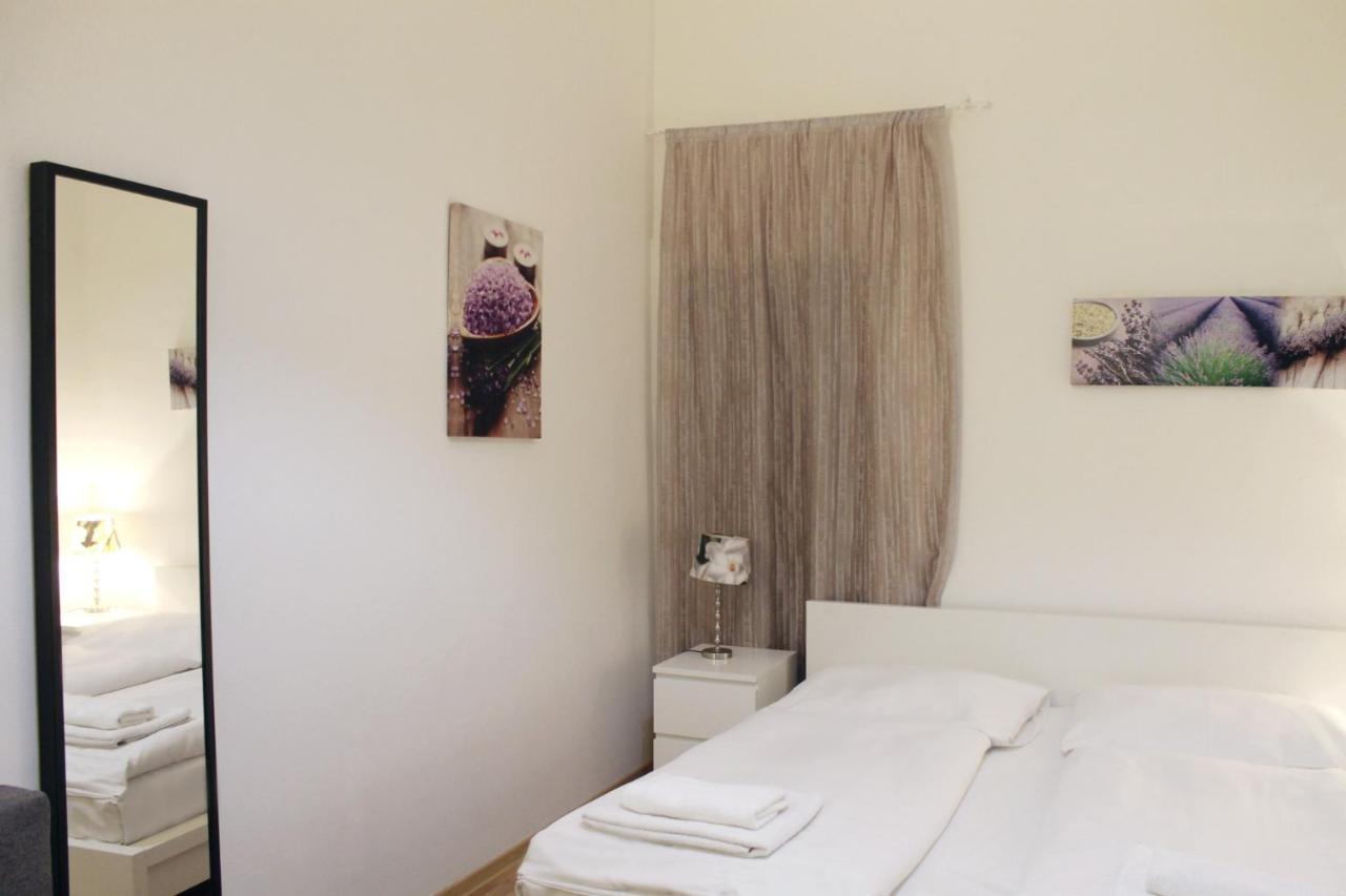 Modern Apartment Ve Smeckach 28 Praha Bagian luar foto