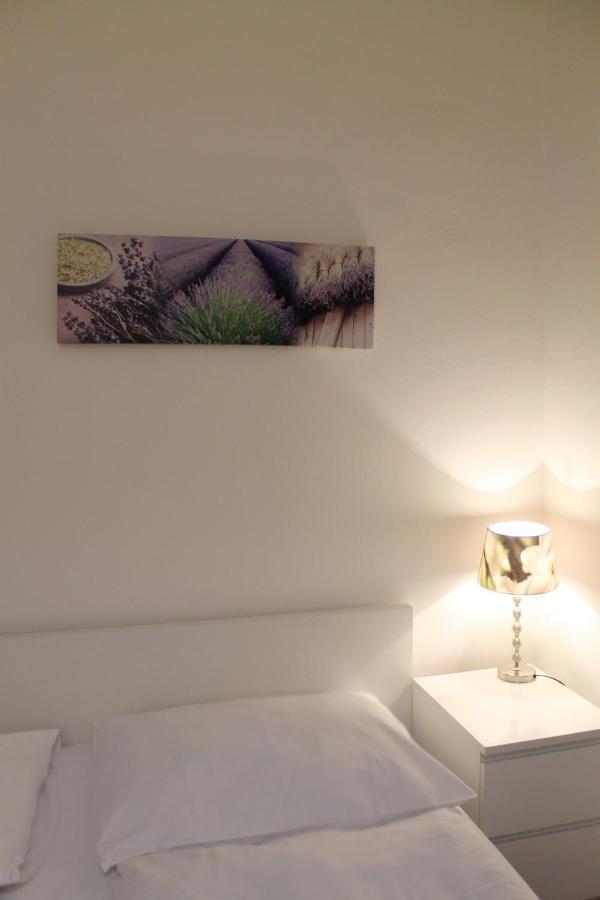 Modern Apartment Ve Smeckach 28 Praha Bagian luar foto